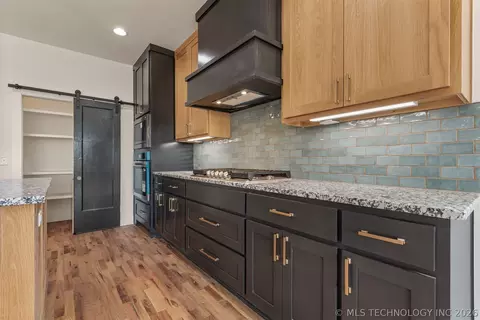Kitchen - 2402 E Northampton St, Broken Arrow, OK 74014 photo 6 of 6