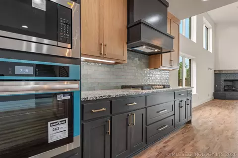 Kitchen - 2402 E Northampton St, Broken Arrow, OK 74014 photo 4 of 6