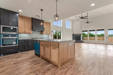 Kitchen - 2402 E Northampton St, Broken Arrow, OK 74014 photo 2 of 6