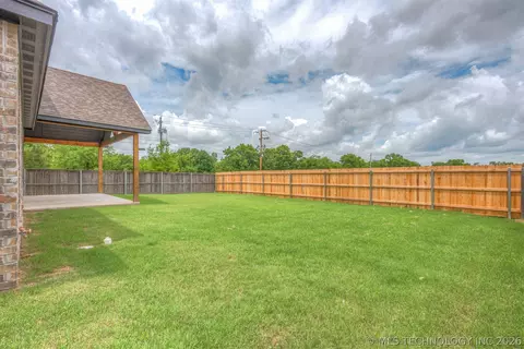Exterior - 2402 E Northampton St, Broken Arrow, OK 74014 photo 3 of 4