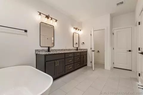 Bath - 2402 E Northampton St, Broken Arrow, OK 74014 photo 2 of 7
