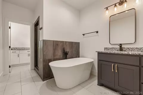 Bath - 2402 E Northampton St, Broken Arrow, OK 74014 photo 3 of 7