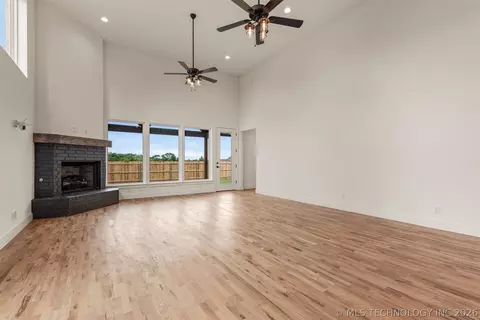 Living - 2402 E Northampton St, Broken Arrow, OK 74014 photo 2 of 6