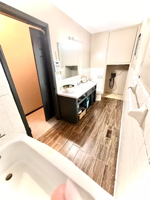 Bath - 2087 E Mcgill Cir, Eufaula, OK 74432 photo 2 of 3
