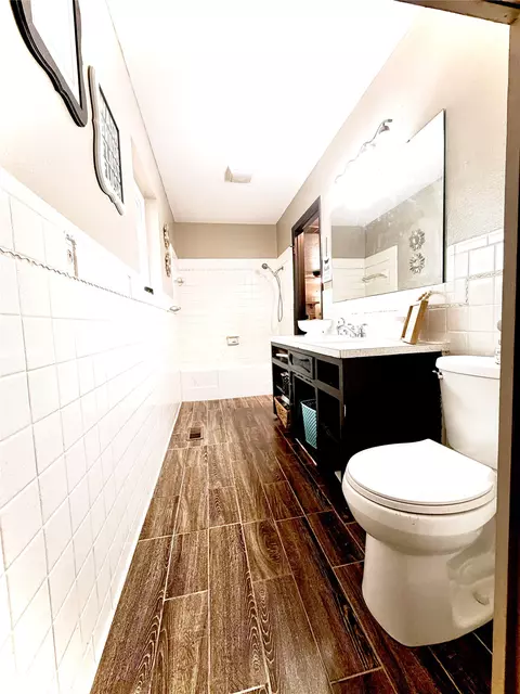 Bath - 2087 E Mcgill Cir, Eufaula, OK 74432 photo 3 of 3
