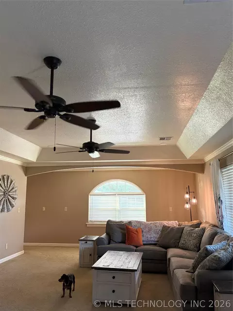 Living - 63406 E 90th Rd, Miami, OK 74354 photo 2 of 3