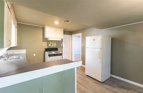 903 E Beverly St, Ada, OK 74820 photo 9