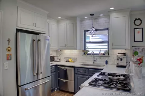 Kitchen - 6868 E 55th St, Tulsa, OK 74145 photo 7 of 9