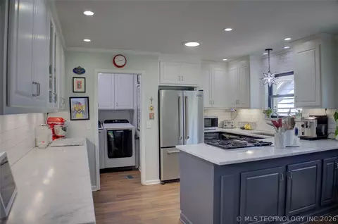Kitchen - 6868 E 55th St, Tulsa, OK 74145 photo 5 of 9