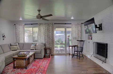 Living - 6868 E 55th St, Tulsa, OK 74145 photo 2 of 4