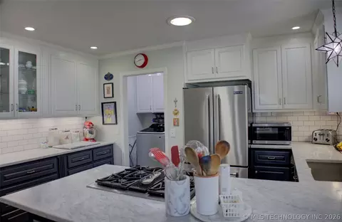 Kitchen - 6868 E 55th St, Tulsa, OK 74145 photo 6 of 9