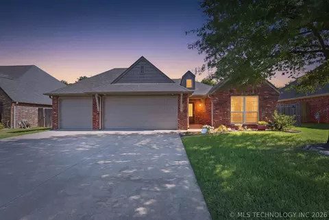 6913 N 128th Ct, Owasso, OK 74055