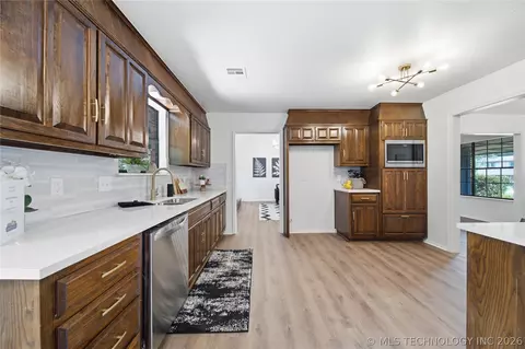 Kitchen - 25302 E 64th St S, Broken Arrow, OK 74014 photo 3 of 4
