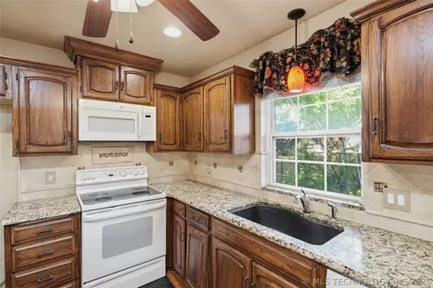 Kitchen - 3776 E 82nd Ct, Tulsa, OK 74137 photo 4 of 4