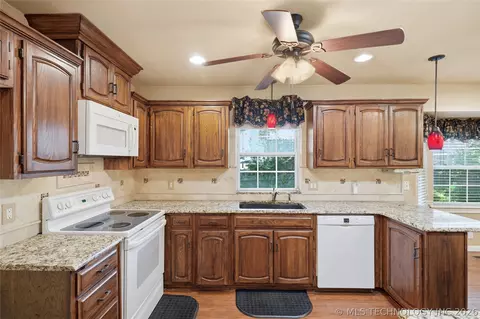 Kitchen - 3776 E 82nd Ct, Tulsa, OK 74137 photo 2 of 4
