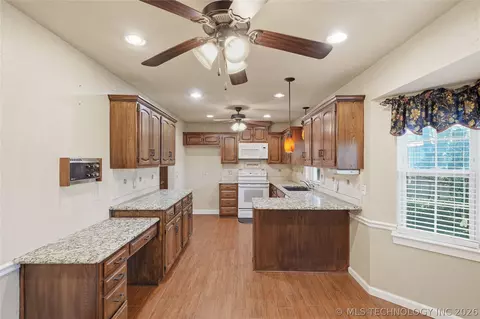 Kitchen - 3776 E 82nd Ct, Tulsa, OK 74137 photo 1 of 4