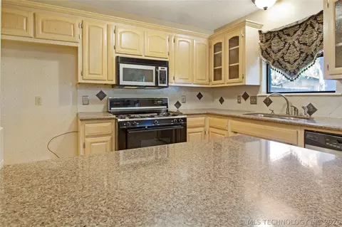 Kitchen - 1079 E 137th St, Glenpool, OK 74033 photo 1 of 2