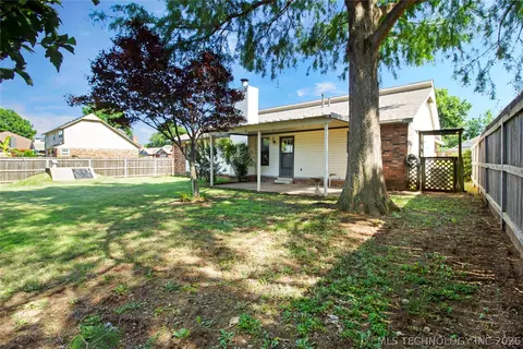 Exterior - 1079 E 137th St, Glenpool, OK 74033 photo 3 of 5