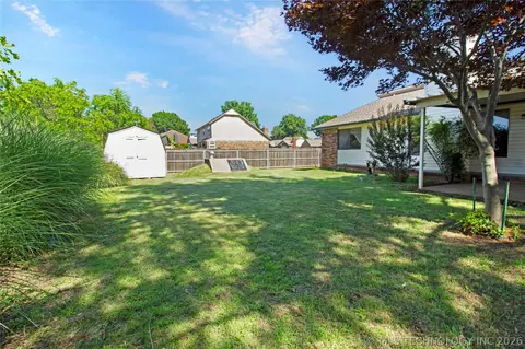 Exterior - 1079 E 137th St, Glenpool, OK 74033 photo 4 of 5