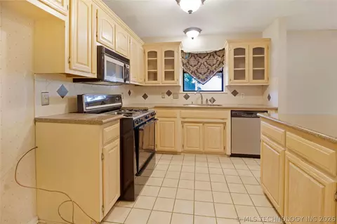 Kitchen - 1079 E 137th St, Glenpool, OK 74033 photo 2 of 2