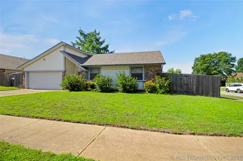 Exterior - 1079 E 137th St, Glenpool, OK 74033 photo 2 of 5