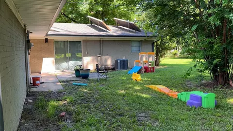 Exterior - 1014 SE 3rd St, Wagoner, OK 74467 photo 6 of 9