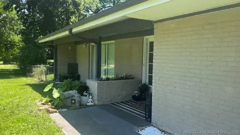 Exterior - 1014 SE 3rd St, Wagoner, OK 74467 photo 2 of 9