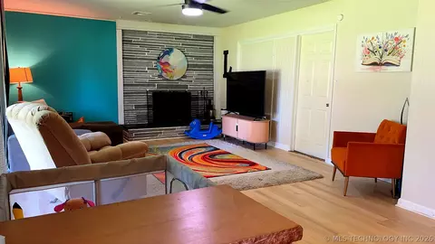 Living - 1014 SE 3rd St, Wagoner, OK 74467 photo 1 of 2