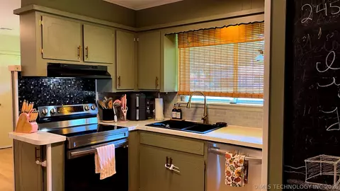 Kitchen - 1014 SE 3rd St, Wagoner, OK 74467 photo 3 of 4