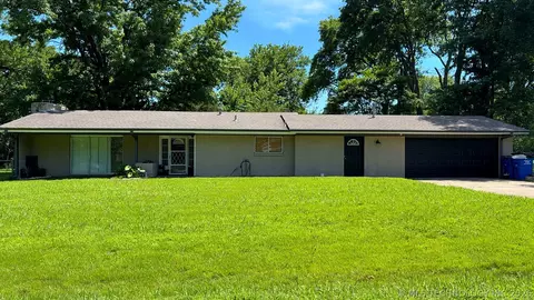 1014 SE 3rd St, Wagoner, OK 74467