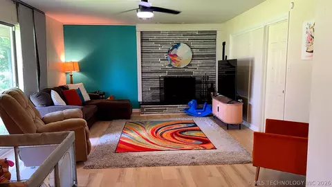 Living - 1014 SE 3rd St, Wagoner, OK 74467 photo 2 of 2