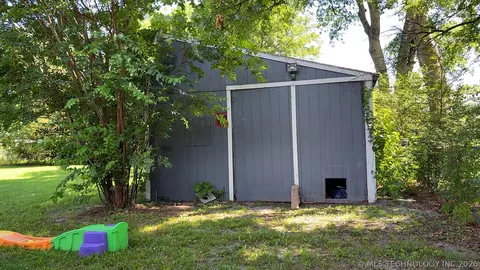 Exterior - 1014 SE 3rd St, Wagoner, OK 74467 photo 8 of 9