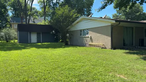 Exterior - 1014 SE 3rd St, Wagoner, OK 74467 photo 5 of 9
