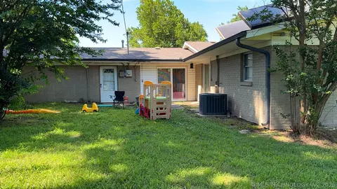 Exterior - 1014 SE 3rd St, Wagoner, OK 74467 photo 7 of 9