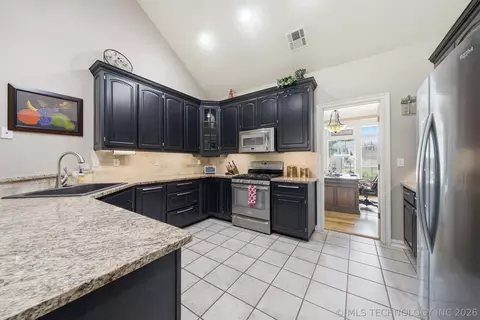 Kitchen - 6400 El Paso Pl, Broken Arrow, OK 74014 photo 3 of 7