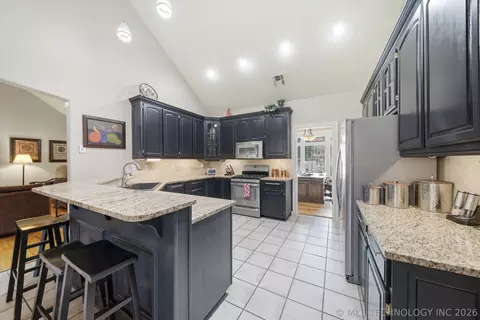 Kitchen - 6400 El Paso Pl, Broken Arrow, OK 74014 photo 2 of 7