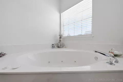 Bath - 6400 El Paso Pl, Broken Arrow, OK 74014 photo 2 of 6