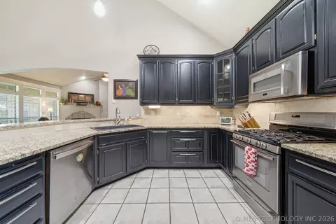 Kitchen - 6400 El Paso Pl, Broken Arrow, OK 74014 photo 4 of 7