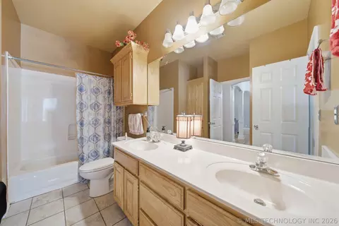 Bath - 6400 El Paso Pl, Broken Arrow, OK 74014 photo 5 of 6