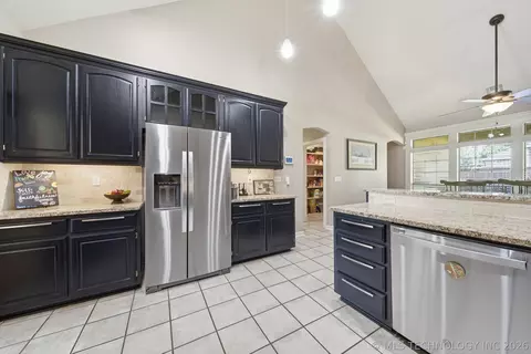 Kitchen - 6400 El Paso Pl, Broken Arrow, OK 74014 photo 7 of 7