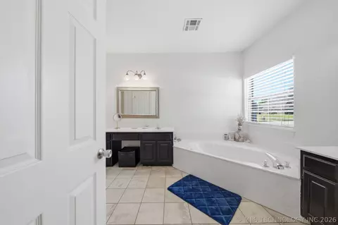 Bath - 6400 El Paso Pl, Broken Arrow, OK 74014 photo 1 of 6