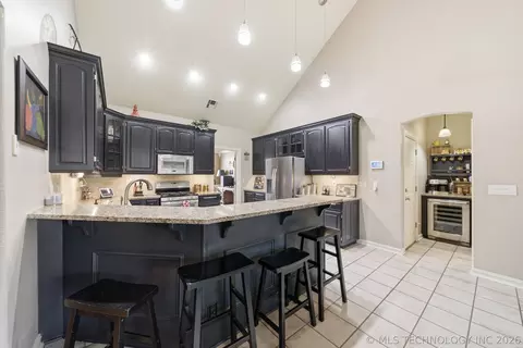 Kitchen - 6400 El Paso Pl, Broken Arrow, OK 74014 photo 1 of 7