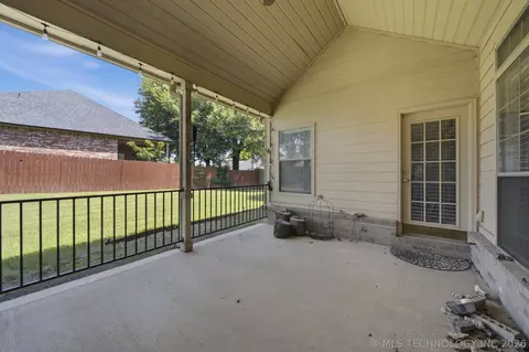 Exterior - 6400 El Paso Pl, Broken Arrow, OK 74014 photo 5 of 7