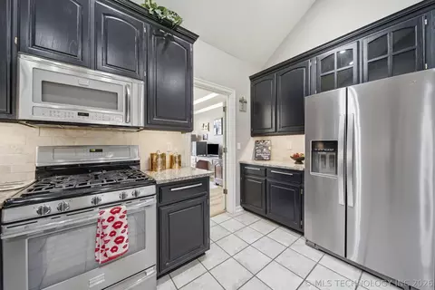 Kitchen - 6400 El Paso Pl, Broken Arrow, OK 74014 photo 6 of 7