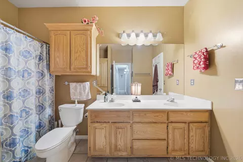 Bath - 6400 El Paso Pl, Broken Arrow, OK 74014 photo 4 of 6
