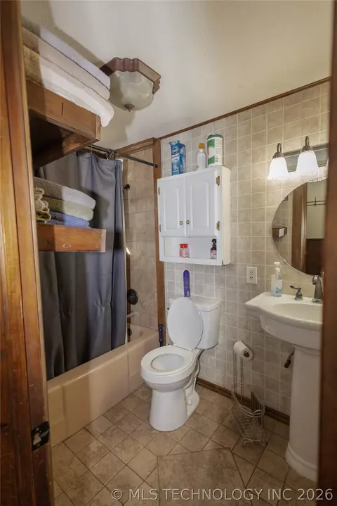 Bath - 37801 County Road 492 Rd, Eucha, OK 74342 photo 1 of 4