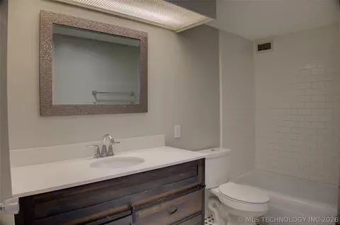 Bath - 1502 S Boulder Avenue 18k, Tulsa, OK 74119 photo 1 of 2