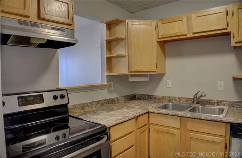 Kitchen - 1502 S Boulder Avenue 18k, Tulsa, OK 74119 photo 2 of 5