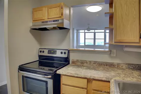 Kitchen - 1502 S Boulder Avenue 18k, Tulsa, OK 74119 photo 4 of 5