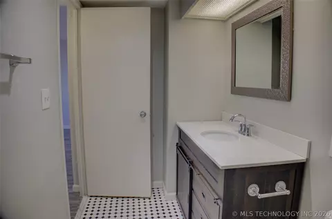 Bath - 1502 S Boulder Avenue 18k, Tulsa, OK 74119 photo 2 of 2